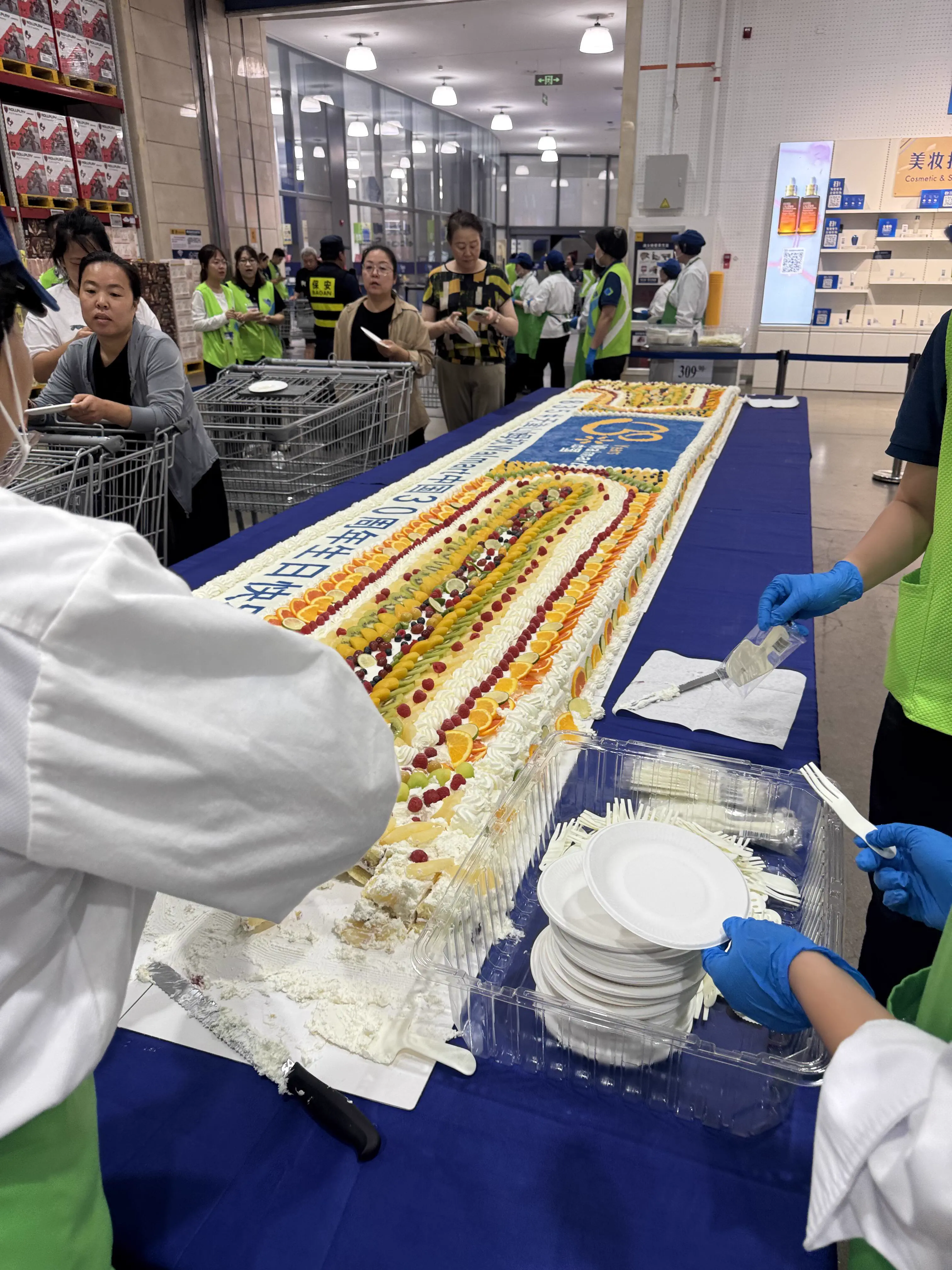 PUNCH: 10 Giants That Made Us Question Everything đ« 13 Absolute Units of a cake