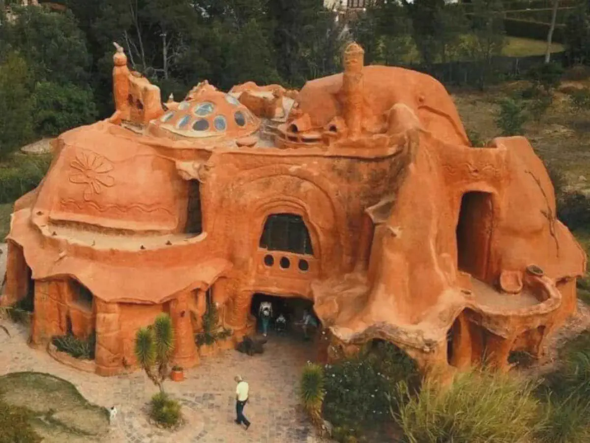 The 11 Most Colossal Units Ever Caught On Camera đ« 21 Absolute Units of a Pottery House.