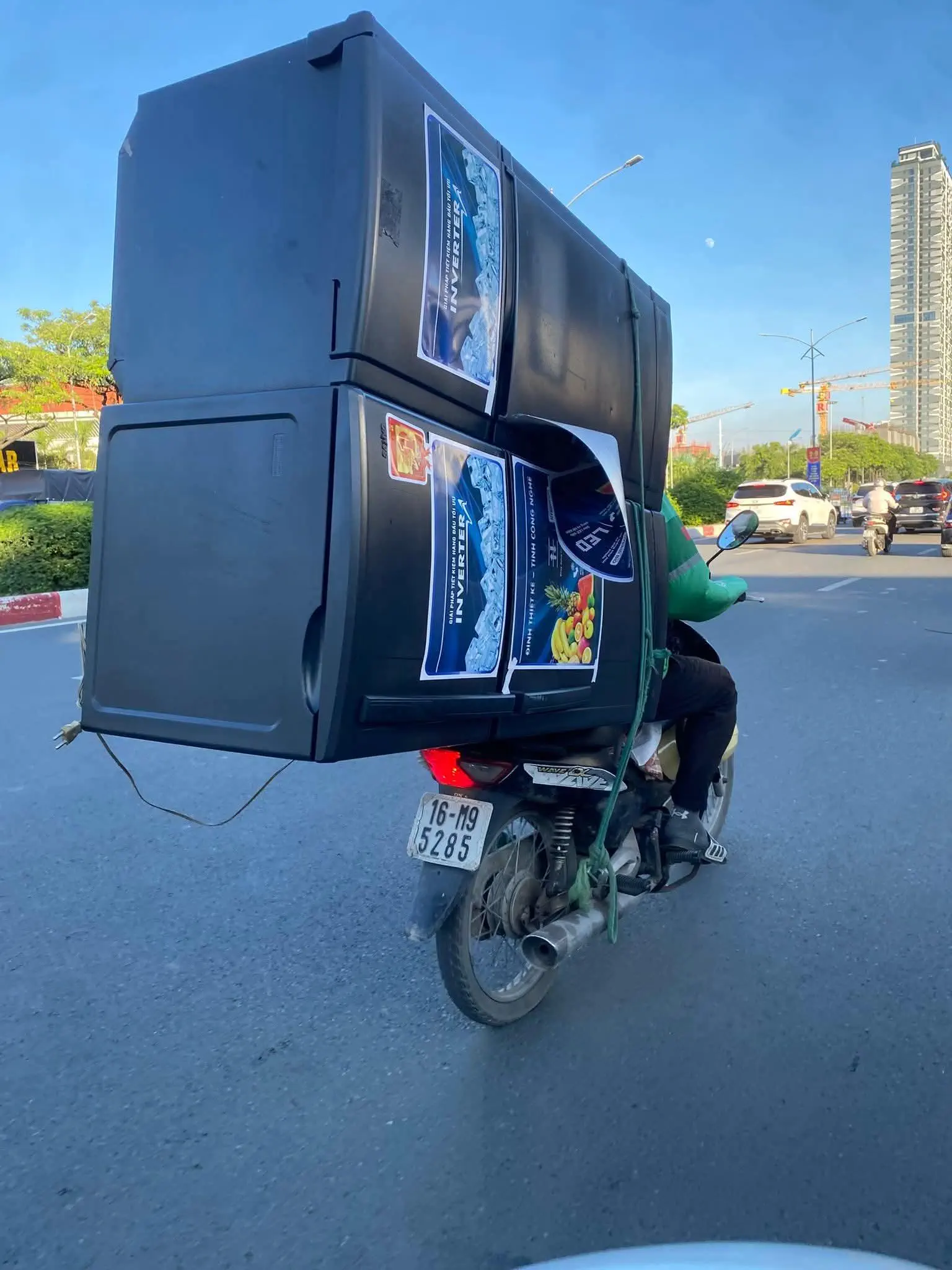 The 5 Most Enormous Things We Found Online đ€Ż 10 Absurdly oversized delivery package that dwarfs its surroundings