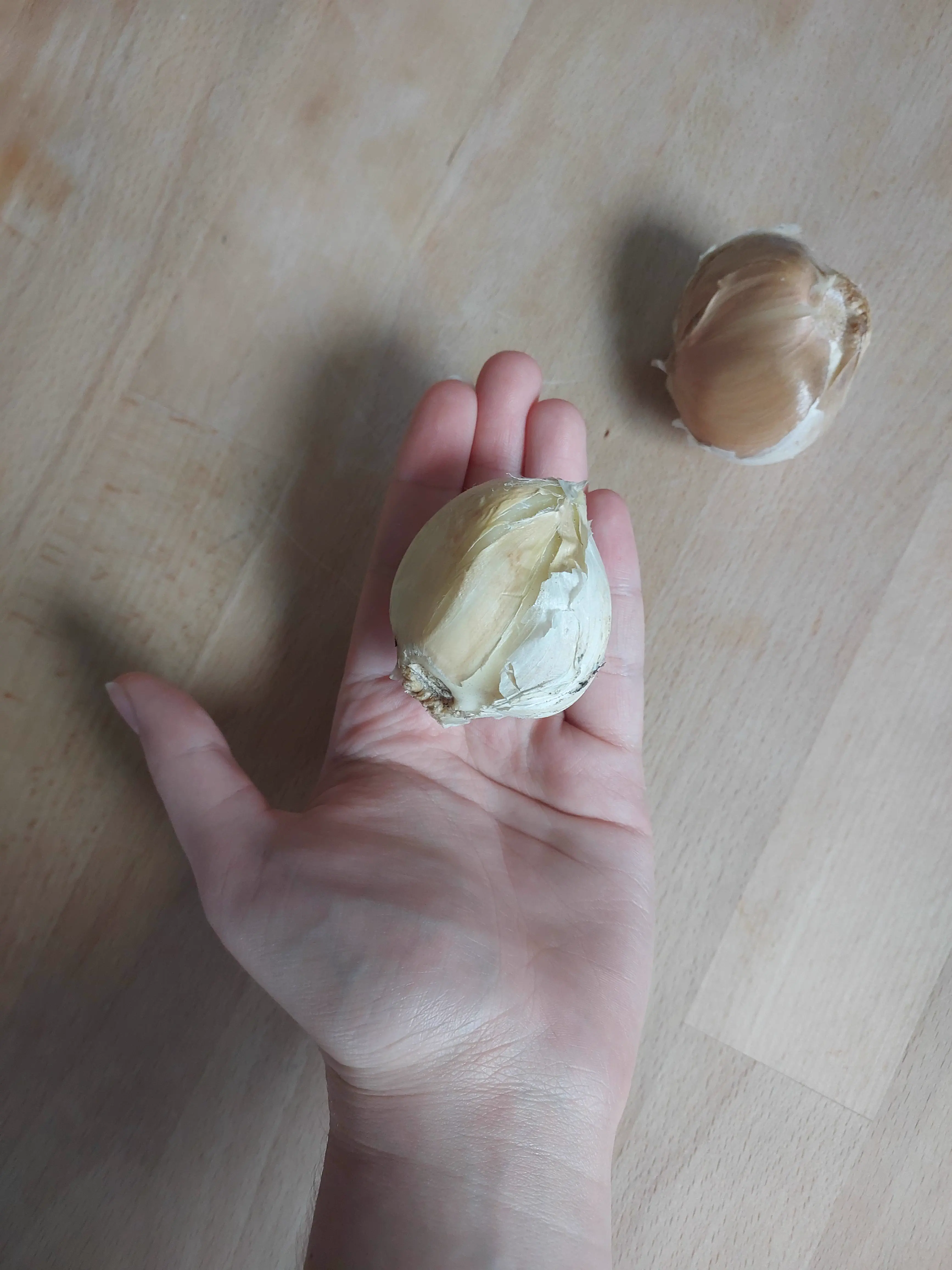 8 Giants So Ridiculously Large We Had to Look Twice đ 10 Absolute units of a garlic clove that is absurdly oversized