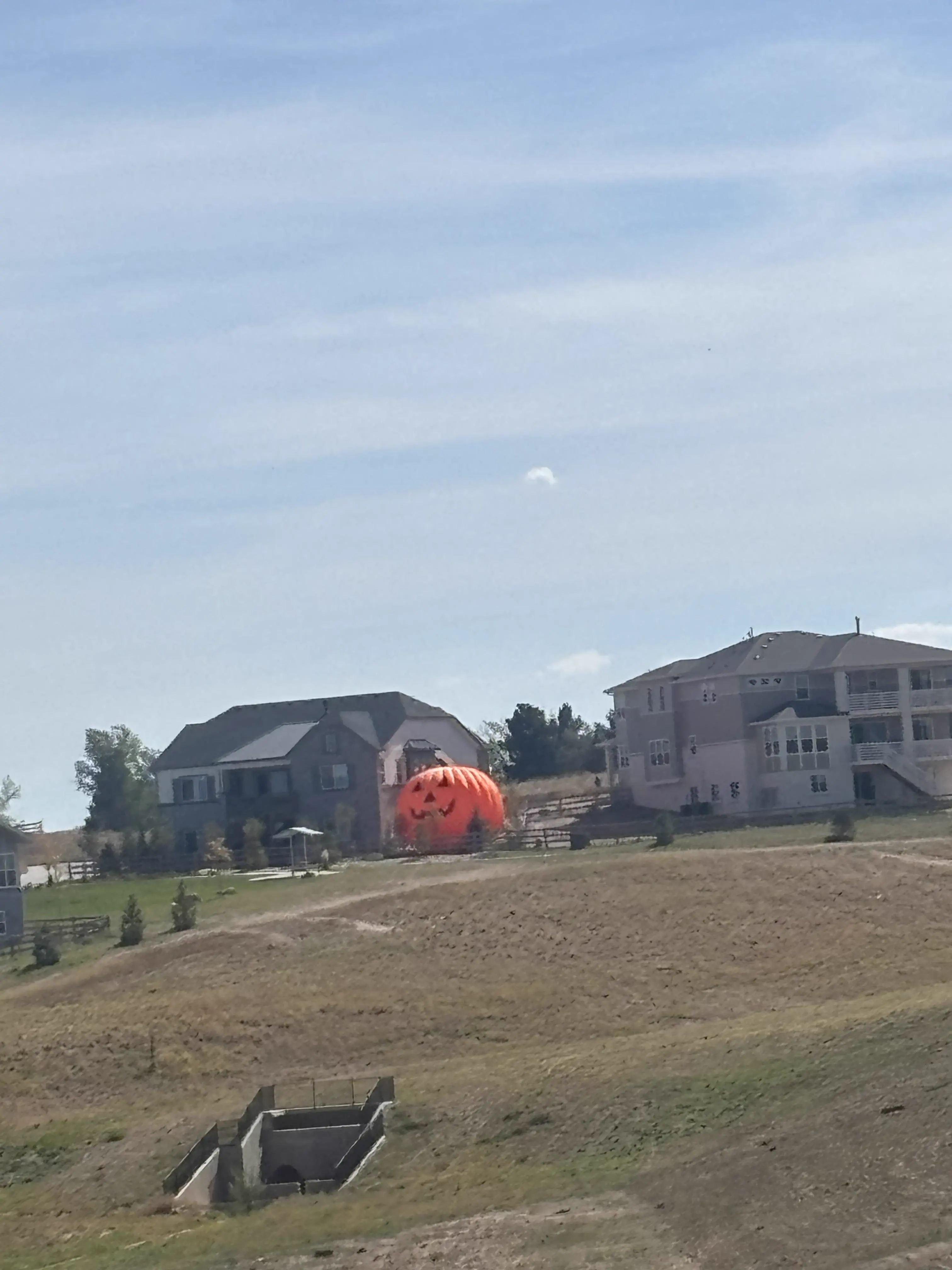 8 Giants So Ridiculously Large We Had to Look Twice đ 16 Absolute units of an oversized Halloween decoration on a house