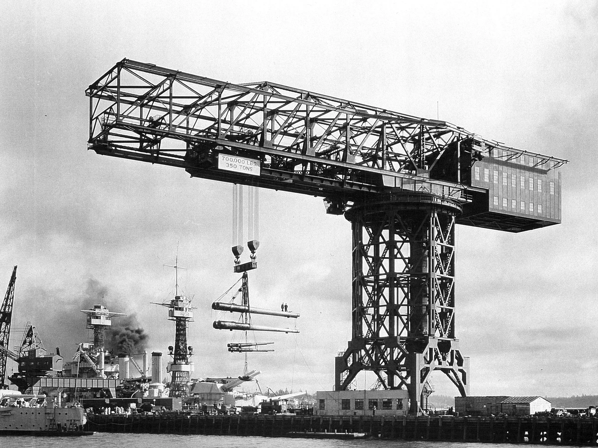 The 10 Chonkiest Units Ever Spotted in the Wild đ« 13 A massive hammerhead crane towering over its surroundings