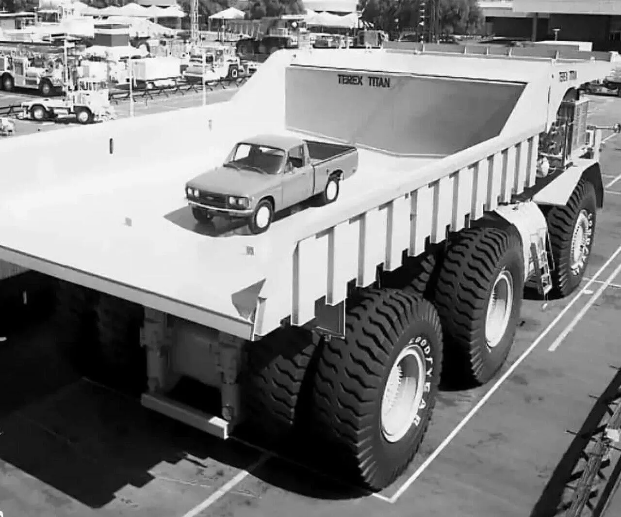 Wait Till You See These 11 Giants Built Like Tanks đ« 14 Massive mining truck dwarfing everything around it